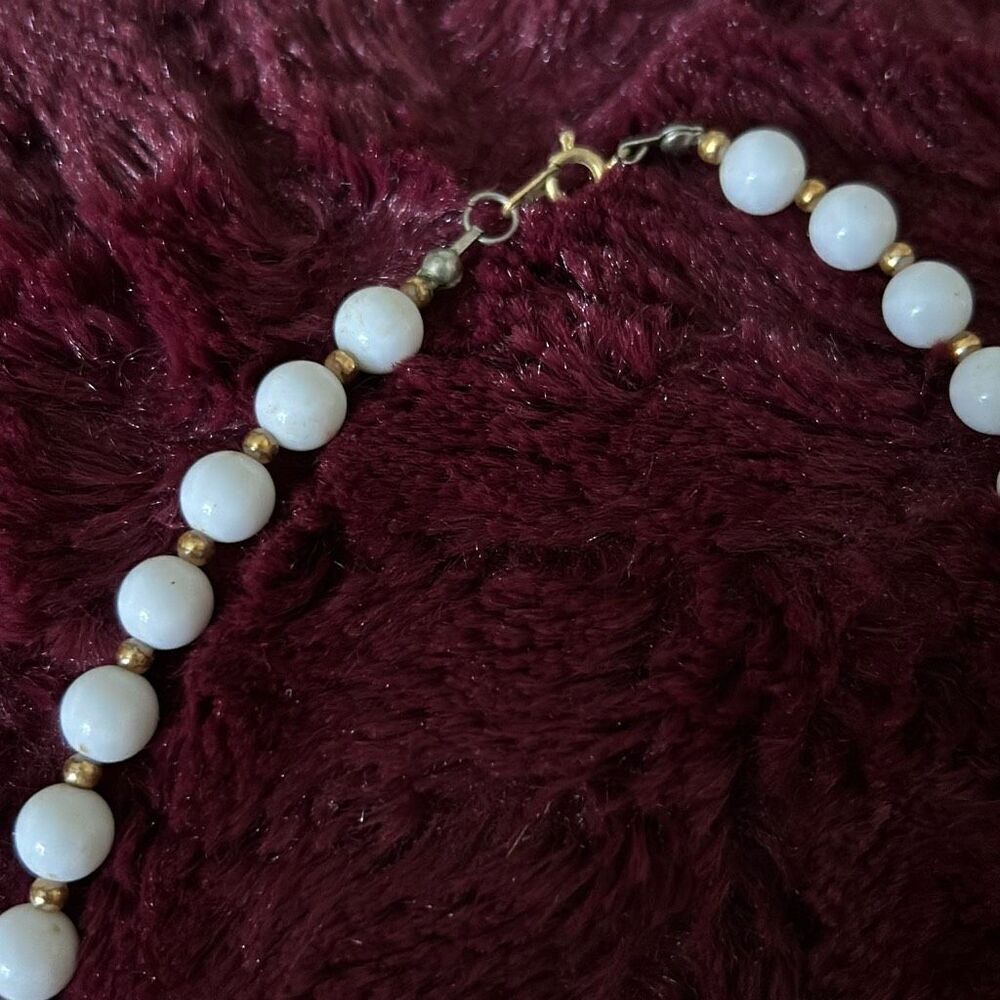 Vintage Mid-Century‎ White Milk & Gold-tone Beaded Necklace. 18". - Picture 4 of 7